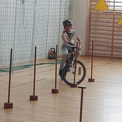 Slalom na rowerze.