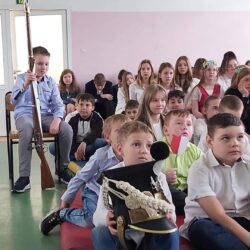 Uczniowie z akcesoriami munduru zaproszonego gościa.