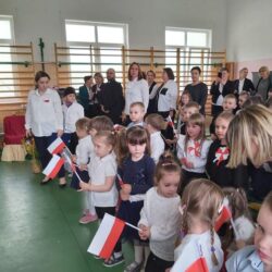 Widzowie przygotowują się do odśpiewania hymnu.
