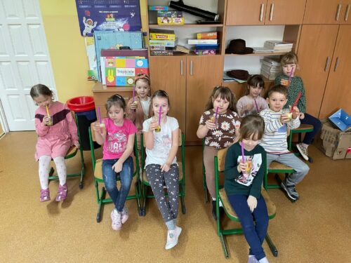 Przedszkolaki smakują wodę
