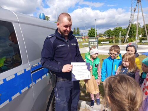 Dzieci składają podziękowanie dla Komisariatu Policji w Świerczach