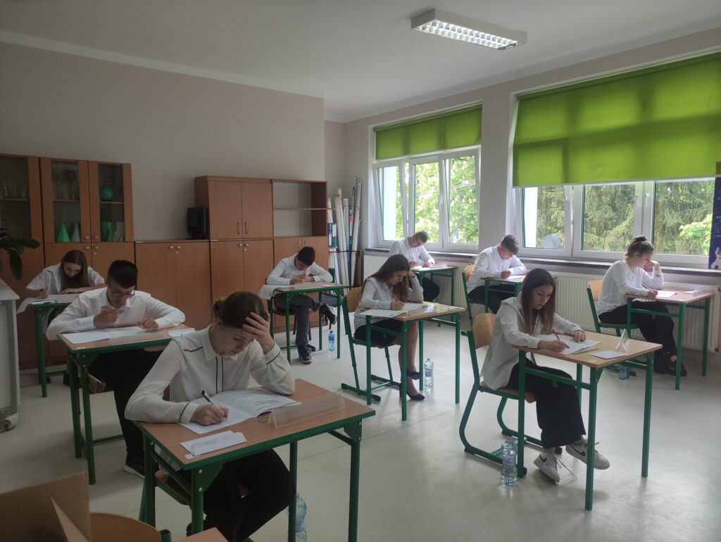 Uczniowie rozpoczynają pracę nad arkuszem