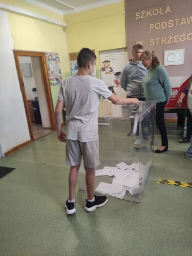 Karol wrzuca swój głos do urny