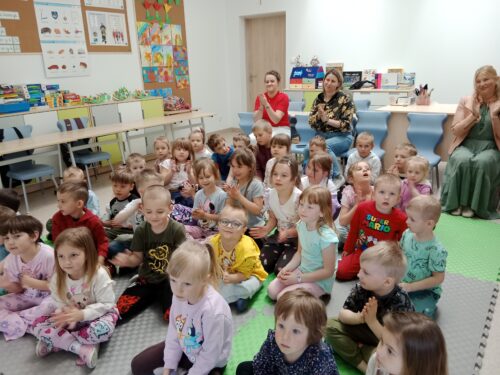 Mali widzowie oklaskują aktorów z drugiej klasy