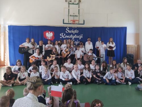 Uczniowie oczekują na rozpoczęcie uroczystości