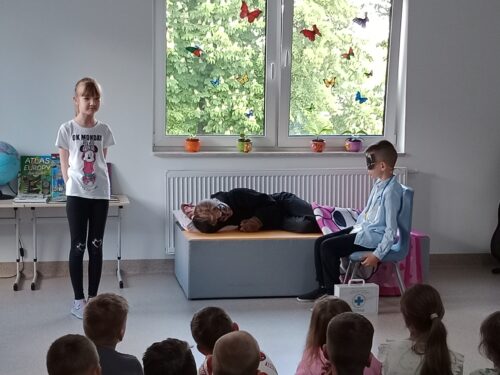 Zdjęcie dzieci występujących w przedstawieniu