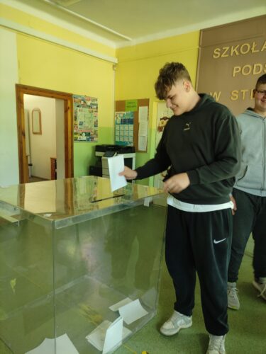 Głos oddaje przewodniczący szkolnej komisji wyborczej