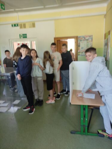 Głosowanie z uśmiechem na twarzy