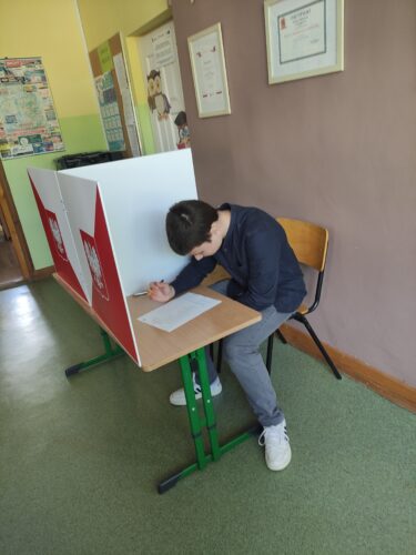 Skupiony Bartek zastanawia się na kogo oddać swój cenny głos