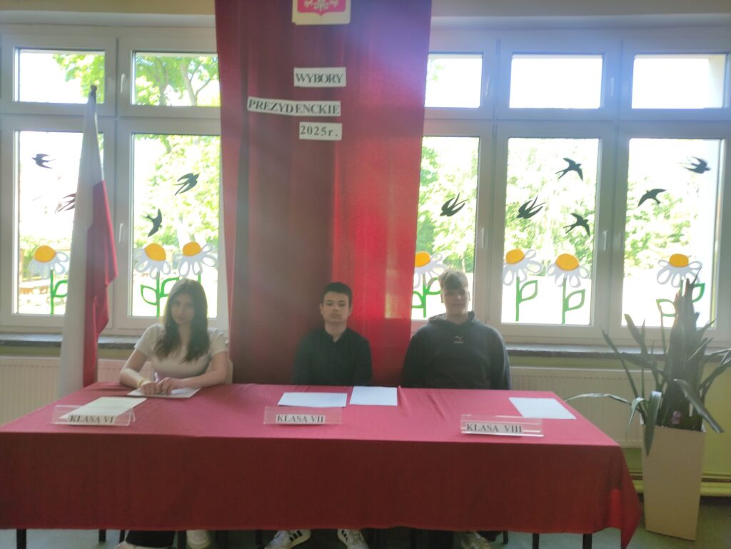 szkolna komisja wyborcza w składzie Norbert - przewodniczący, Julia i Bartek członkowie